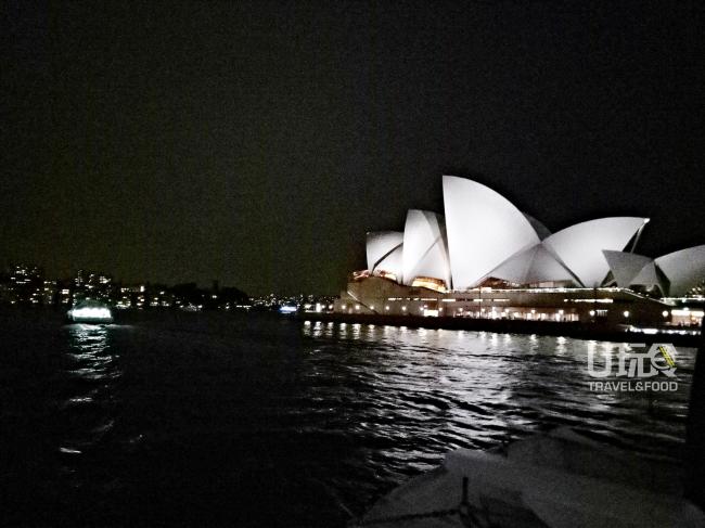 悉尼歌剧院 Sydney Opera House被誉为20世纪最具特色的建筑之一，也是世界著名的表演艺术中心。其特有的帆造型，与悉尼港湾大桥相映成趣，因此凡旅游澳洲的游客都不会错过这两处景点。