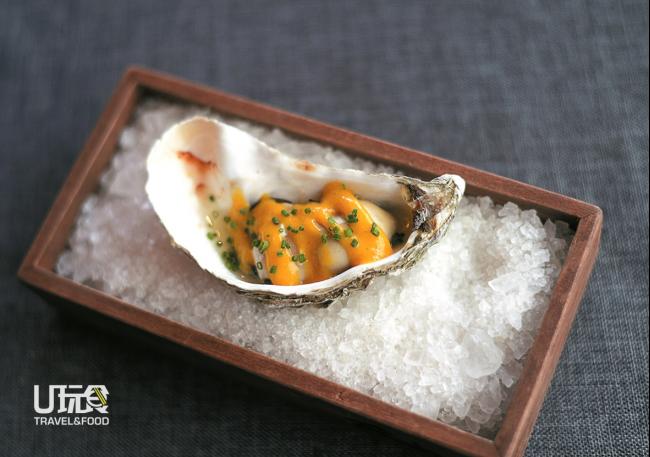 Grilled Japanese oyster with Tama Miso：日本生蚝佐味噌和蛋黄调成的稠滑酱汁，勾出了生蚝的鲜甜。