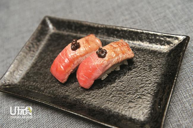Wagyu nigiri sushi with sansho tsukudani：半生半烤灸过，简单缀以日本山椒粒，太赞了!