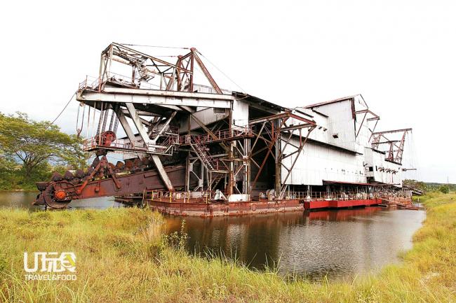 体积庞大的督亚冷铁船5号， 更像一座漂浮在湖面的工 厂，其在国内硕果仅存的地 位，极具历史价值。