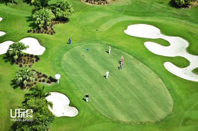 一拉开窗帘，就能观赏到棕榈园高尔夫场的风景，布城艾美酒店还设有配套，让入住套房的客人可到高尔夫球场打高尔夫球，享受悠闲假日。