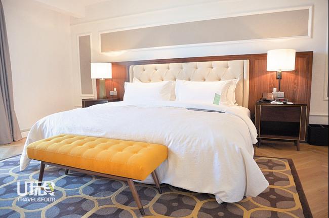 总统套房舒适的床铺，是以全球艾美酒店的「艾美床」为标准，就连床的大小、柔软度都设有一定标准，目的就是确保入住的房客，能够享统一的高睡眠素质。