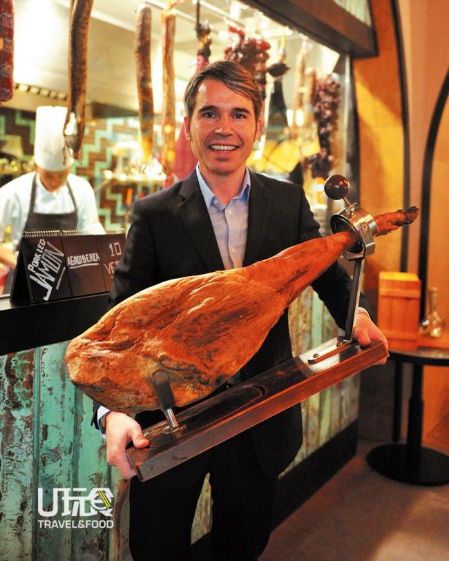 来自西班牙的餐厅经理Eduardo，手捧重达十几公斤的伊比利火腿。