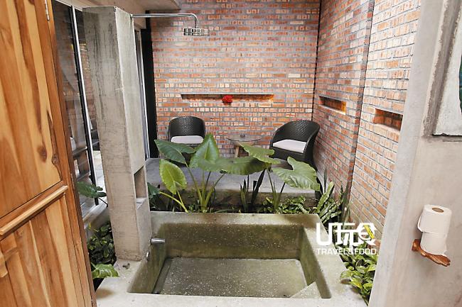 莲花套房的露天浴室可谓打破了传统设计方式，洗澡时不仅有植物相伴，空闲时还可以坐在户外喝饮料聊聊天。