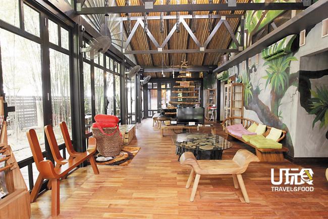 房间的外面是住客共用的客厅，其摆放的家具及设计皆以木材为主。