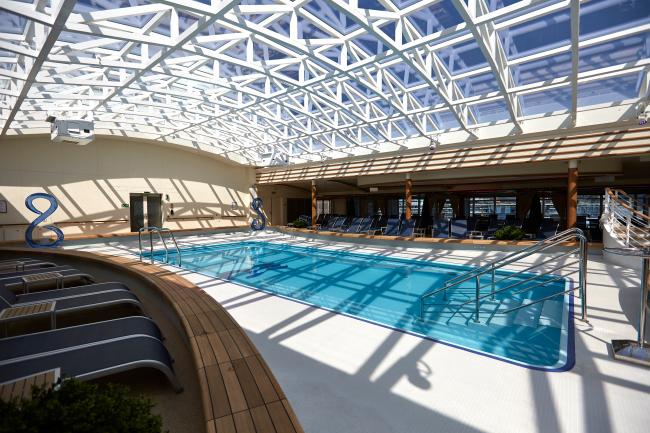 「好莱坞泳池俱乐部」 ，玻璃圆顶的设计不但隔绝烈日，也让室内水池环境保持舒适惬意。