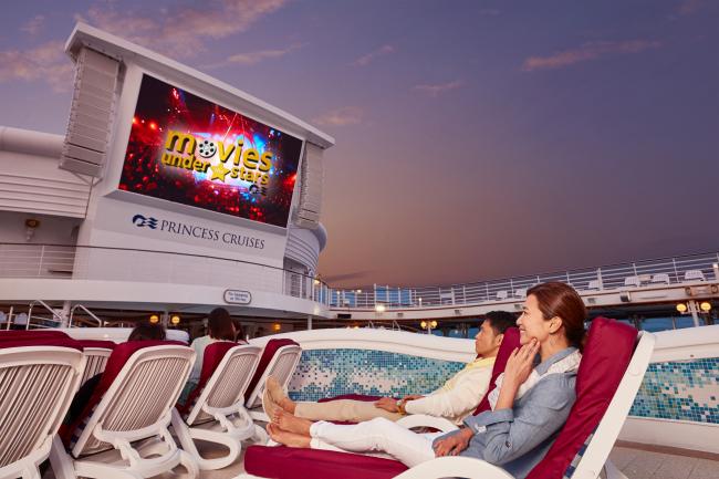 「星空影院」 号称是海上目前最大的户外影院，在泳池畔享受超大高清屏幕带来的视觉震撼。