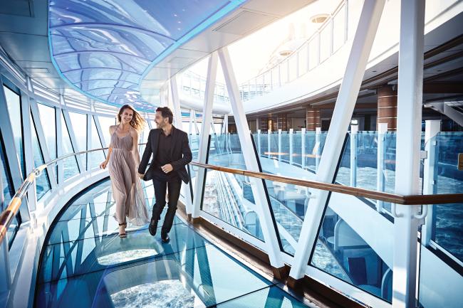 全长8.5米、悬浮海平面之上39米的「全透明海景廊桥 」，让乘客能够全天候饱览海洋风光。