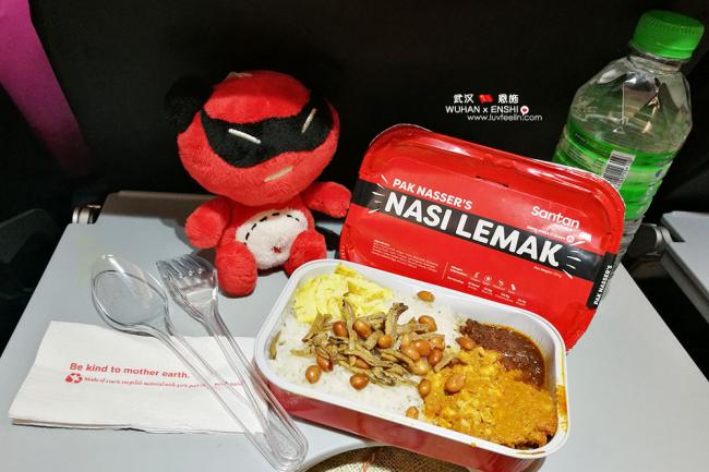 亚航机上必吃的椰浆饭 (Pak Nasser's Nasi Lemak)，味道真的很不错呢！