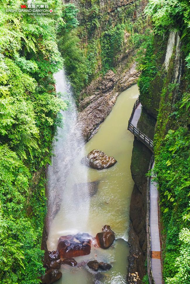 五彩黄龙瀑布 (Yellow Dragon Waterfall)，想象一下坐在石头上被水力按摩的滋味～XD