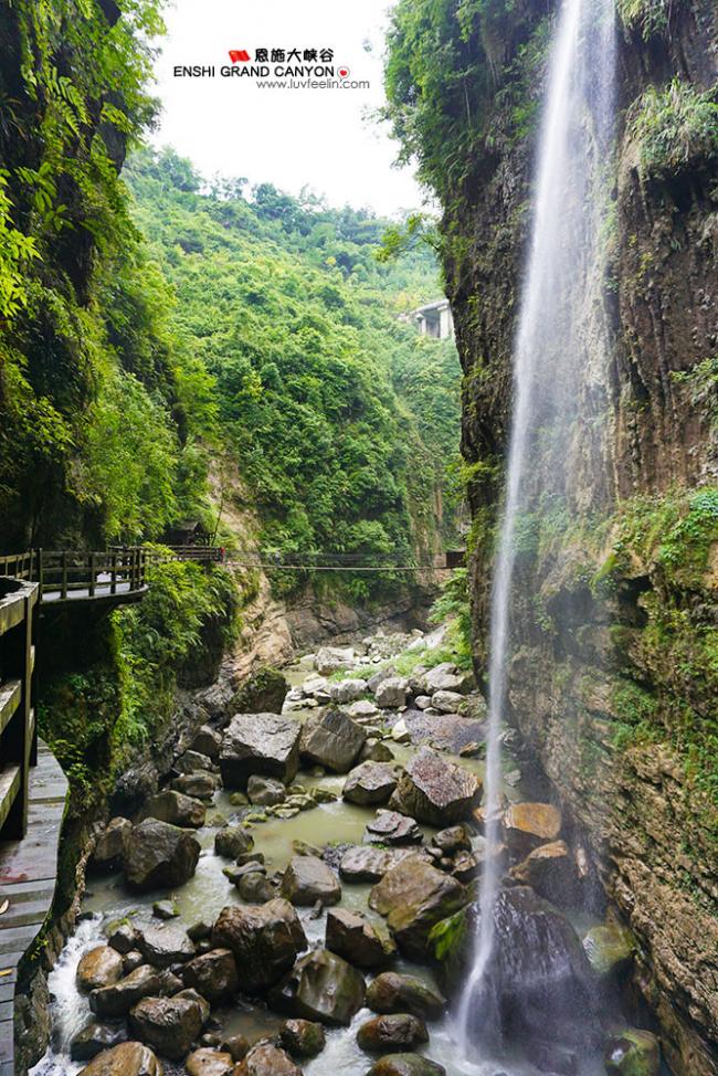 彩虹瀑布 (Rainbow Waterfall) 比起五彩黄龙瀑布来得斯文，有股清幽小流的感觉。