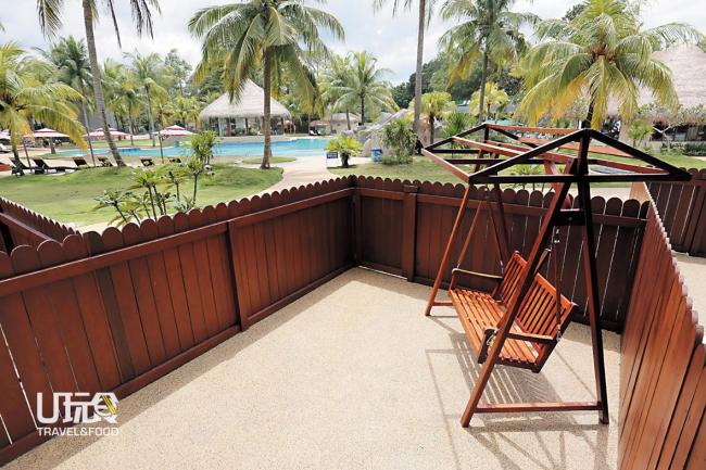 除了私人泳池之外，情侣豪华套房也提供私人花园。