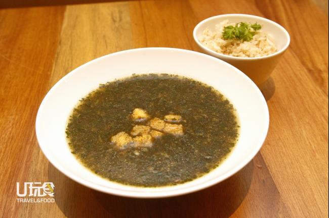 <strong>Molokhia Minced Leaf Stew:</strong>乍看之下像擂茶，主要由埃及特产的Molokhi苦菜研磨成蓉，与牛油、大蒜及一些香料，如香菜、孜然、黑胡椒等共同烹调成菜汤，配饭食用。<em> 售价：9令吉 90仙</em>