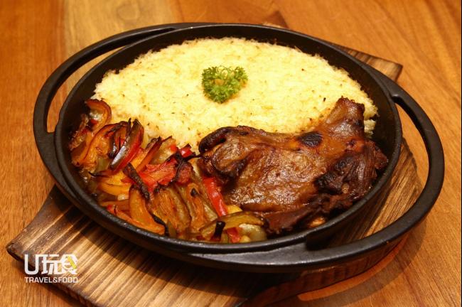 <strong>Hot Plate Chicken with Baked Rice:</strong>烤鸡，在埃及也十分常见。鸡肉腌制入味，带辣的更好吃， 配上米饭和蔬菜一同烤熟，营养均衡。 <em> 售价：25令吉90仙</em>