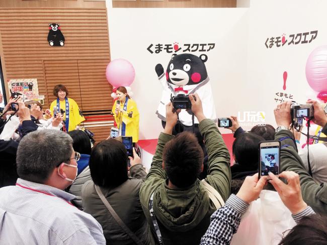 熊本熊部长常常做出可爱的动作，一出场就会引起粉丝们的喝彩，拿起手机拍下它的一举一动，而熊本熊也成为日本境内最成功的吉祥物。