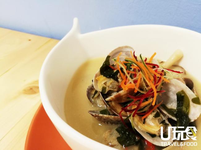 <strong> Signature Asari Miso Soup</strong> 食堂的招牌菜之一，进口自日本的鲜蛤味增汤每一口都是完美的鲜味。