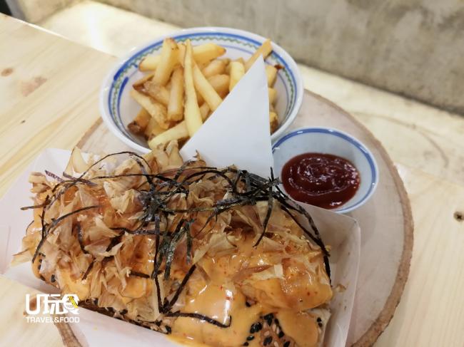 <strong>Chicken/Beef Dogstar with Fries</strong> 西式的鸡肉或牛肉热狗搭配日式酱汁，为不想吃饭面类的食客提供了轻食选择。
