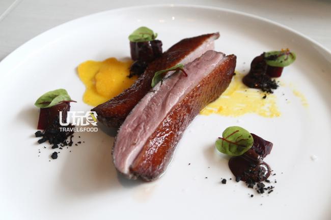 <strong>Duck Breast with Orange Puree and Toasted Beetroot:</strong> 北京鸭胸肉（Pekin Duck）以真空低温烹煮，成功锁住肉汁，肉质软嫩，搭配橙泥，开胃又解腻。