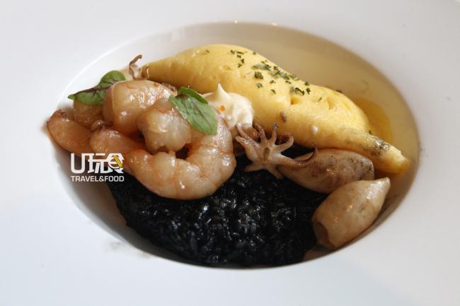<strong>Squid Ink Japanica Rice:</strong> 短圆的日本米炒墨汁，佐芝士蛋， 口感似意式炖饭，咸香惹味。