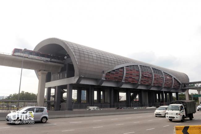 蒲种IOI轻快铁站坐落在繁忙的白蒲大道旁，左边是IOI购物广场，跨过行人天桥就是肯纳里商业区，车站新颖的设计已成为蒲种的新地标。