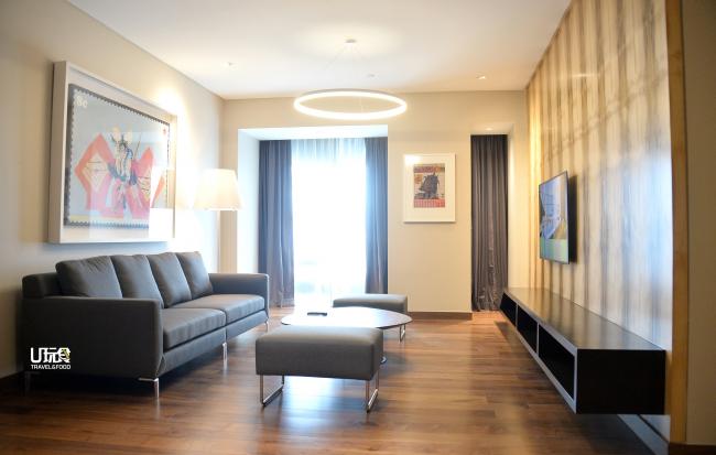 套房客厅采光充足，空间宽敞，适合接待来访的宾客。