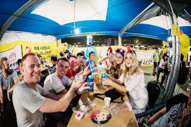 去年7月在大邱头流公园参加炸鸡啤酒庆典的游客。