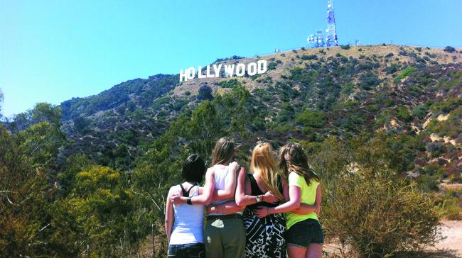 要和「Hollywood」这9个字母合影，除了攀山越岭，还得花上好几个小时从市中心到达此地。周遭除了这9个字母，就没有其他的景点与设施。