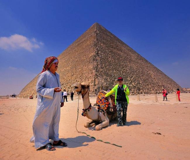 埃及吉萨大金字塔因川流不息的游客，从古文明遗产地带变成杂乱的市集。