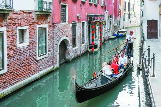 威尼斯河道因人多而变得脏乱，搭乘贡多拉已经不如想像中浪漫。