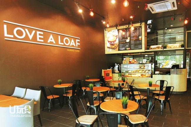 Love A Loaf位于槟岛丹绒道光的分店，设计走温暖休闲风格。