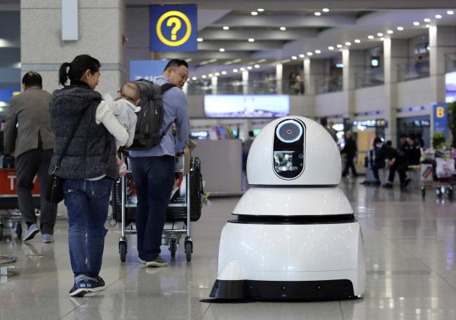 空气净化机器人正在巡机场。