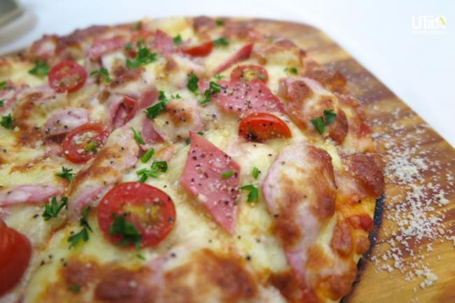 <b>Hawaiian Sour Pizza</b>  铺上Mozzarella芝士的夏威夷风情厚片披萨，适合为不想「锯扒」的食客。