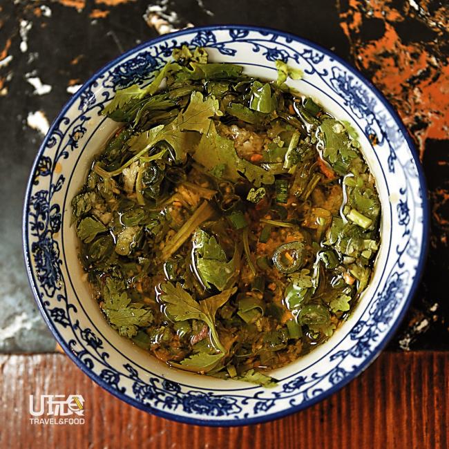 蒜米、葱花、香菜和香油，是四川人吃川味麻辣锅 必调的酱料，这样蘸最香最好吃。