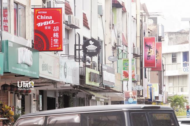 SS15区随处可见餐厅和咖啡馆，无论街头或街尾，中港台还是日韩泰的美食，小小地方为食客带来无限惊喜的体验。