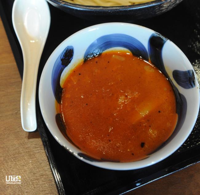 Karashi Tsukemen 甜辣的豚骨汤汁，辣度轻轻碰触舌尖 上，带来涟漪，却又不会太刺激，颇受本地食客欢迎。售价：26令吉90仙