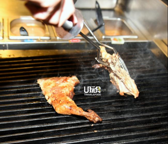 在烤炉上要不时观察鸡肉表面的色泽，以免把鸡肉烤焦。