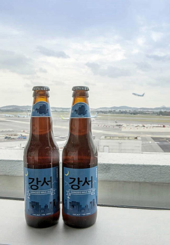 江西啤酒，将地标金浦机场作为商标。