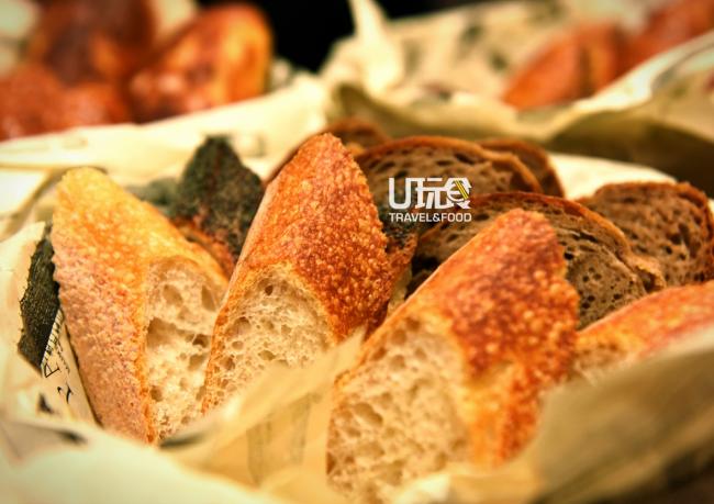 <strong>长棍面包:</strong> PAUL制作好几款的长棍面包，包括原味、麦片、芝麻、罂粟籽等，尤其推荐罂粟籽，为长棍面包增添上一股独特的香气。