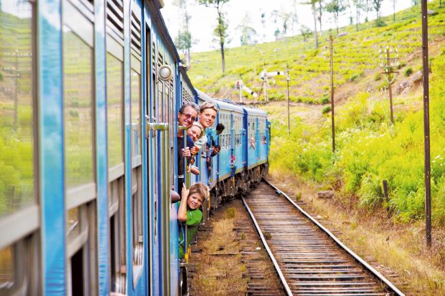 途经村庄，农田，高山，茶园和海边，沿途风光美不胜收。一路火车坐下来，才真正明白为何无数旅行杂志和书籍将斯里兰卡的火车誉为「全世界最美的火车线路」。