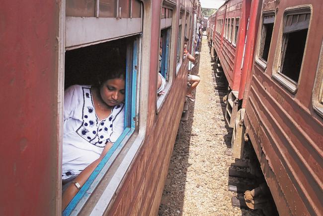 海上火车的铁轨距离海岸线很近，坐在火车里可从窗户看到一望无际的印度洋。