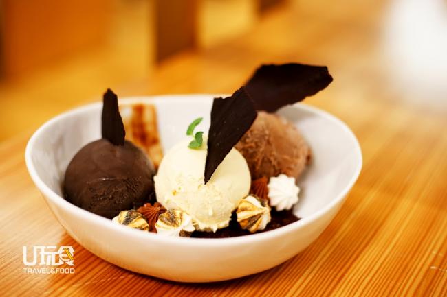 <strong> The Chocolate Rhapsody:</strong> 这款混合甜品备有3 球The Dark Gallery经典的黑巧克力、牛奶巧克力和白巧克力冰淇淋。<em>售价：28令吉</em>