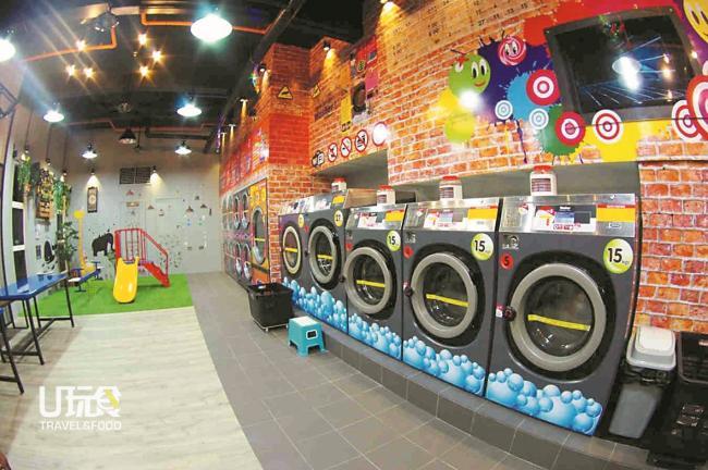Tube Hotel备有自助洗衣机店服务，为住客提供「一站式服务」。