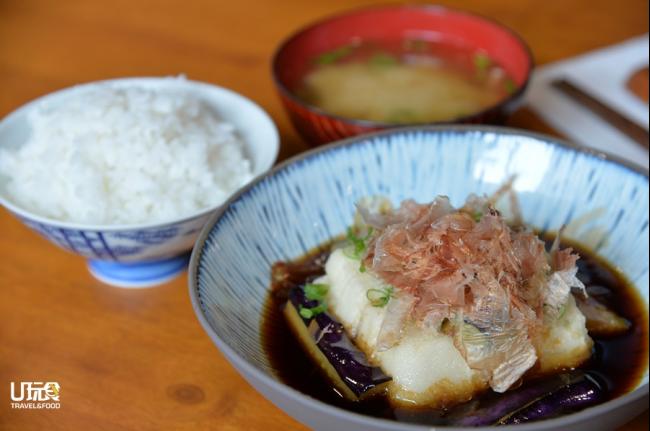 <b>日式炸豆腐茄子套饭</b> 炸豆腐和茄子，搭配日式柴鱼酱油汁，带有微微姜味，家 常却温暖。售价：20令吉