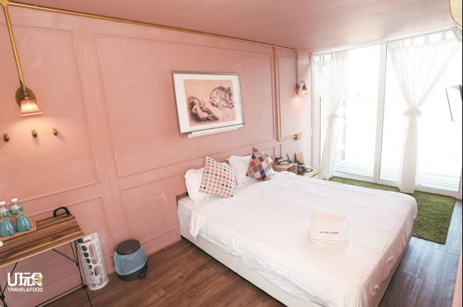 房间布置得非常简约，但却非常精致，而且各具特色，如这件以春天为主题的房间，是以粉红色为主，散发着一股浪漫、温馨气息。