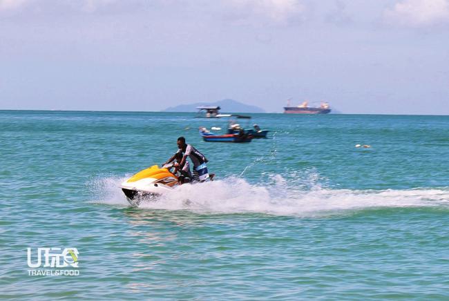 水上摩哆几乎可在曼绒各个海滩上看见，深受游客欢迎。