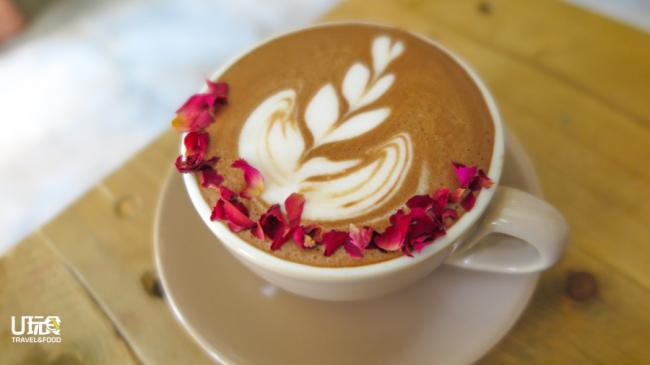 <b>Rose Mocha</b>可以同时品尝巧克力及玫瑰香气的Rose Mocha是咖啡馆的特制，尤其精美的卖相，让它成了拍照重要主角。<i>价格13令吉</i>