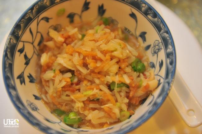 龍蝦蟹肉鴛鴦飯：軟糯的糯米及香口的膨米一起以龍蝦高湯煨煮，米粒吸收了 高湯鮮味，滋味迷人，是曾鏡雄的拿手好飯。