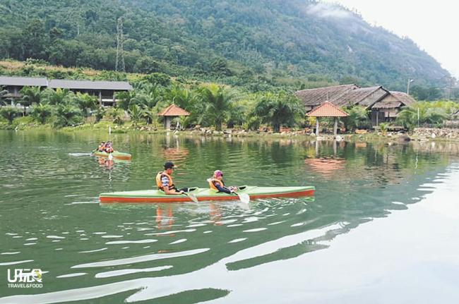 住客除了享受大自然的美景外，也可租脚车穿梭 在茂密的油棕树之间，或是在湖中轻泛独木舟。