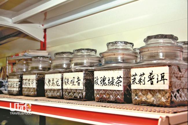 「森林茶坊」有不同的茶类，可供前往的民众品尝。