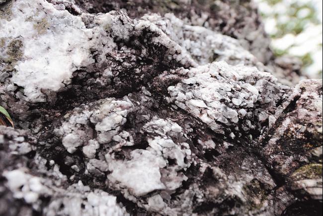 晶莹剔透石英，俗称「水晶」，使拥有14公里石英矿脉的鹅唛石英矿脉成为申遗的一大卖点。